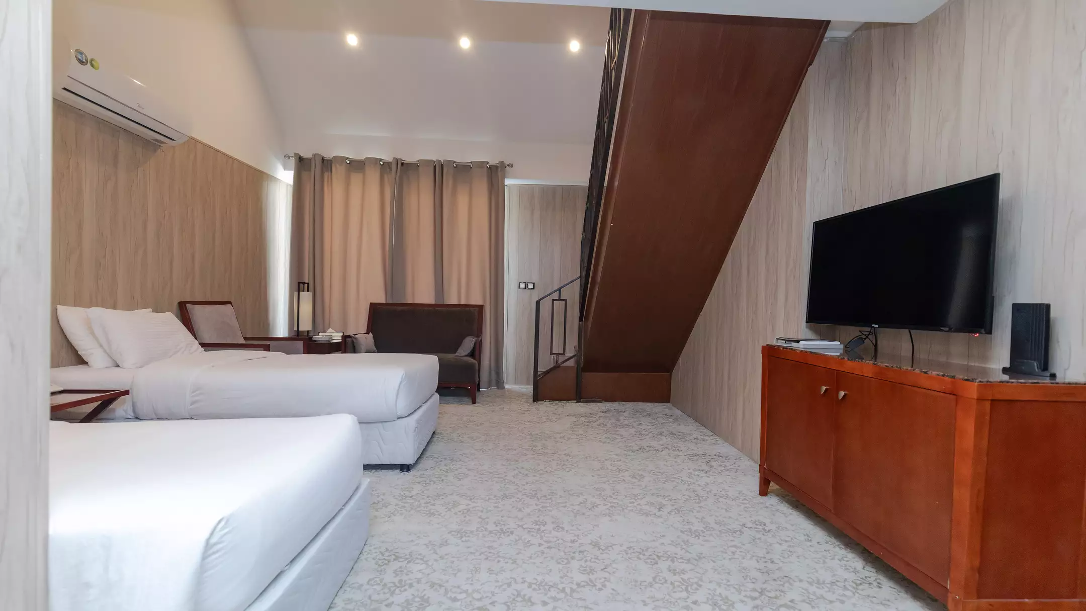 Alibaba https://cdn.alibaba.ir/ostorage/hotel-accommodation-images/6779297a7e75320ec907fbe2_هتل میراژ - اتاق دوبلکس چهارتخته (1).webp